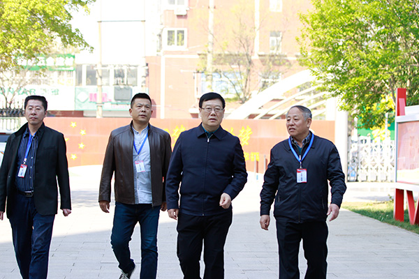 “凝心聚力 抓住機遇謀發(fā)展”  ——記市教育局局長徐志清在第四職業(yè)中學(xué)調(diào)研職業(yè)教育