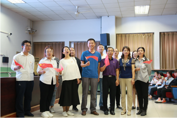 揮動五星紅旗 唱響我的祖國 ——學校四個黨支部開展“不忘初心、牢記使命”主題教育活動